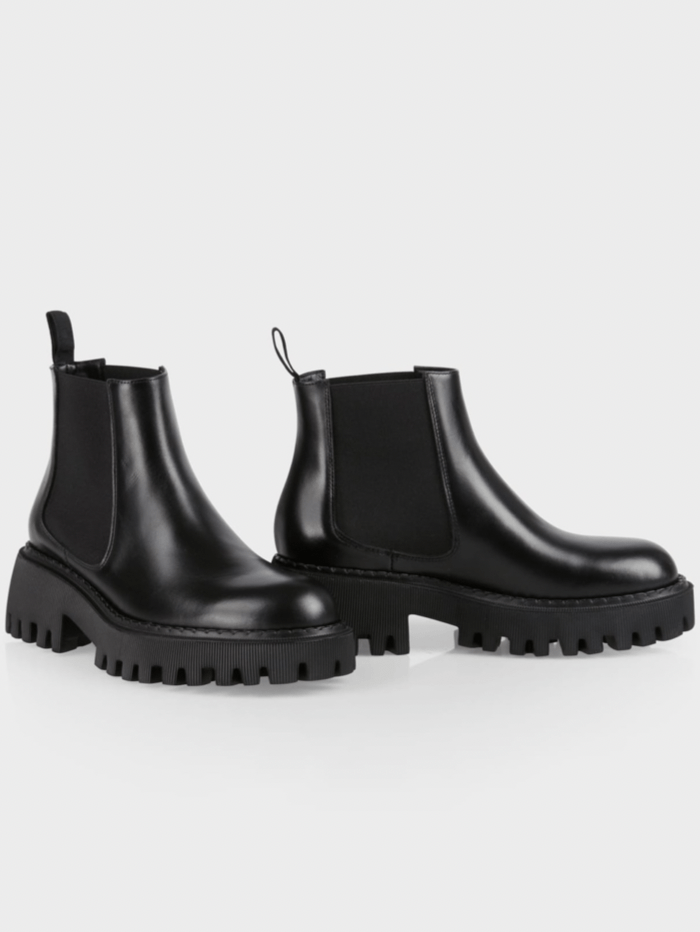 Short black chelsea boots deals