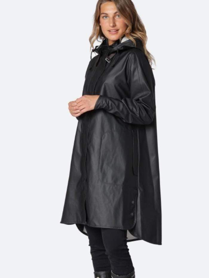 Ilse-Jacobsen-Black-Hooded-Raincoat RAIN71 001 izzi-of-baslow