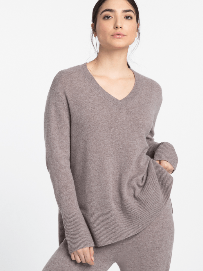 Kinross Cashmere High Low Seamed Vee Jumper In Seal LFSC3 293 izzi-of-baslow