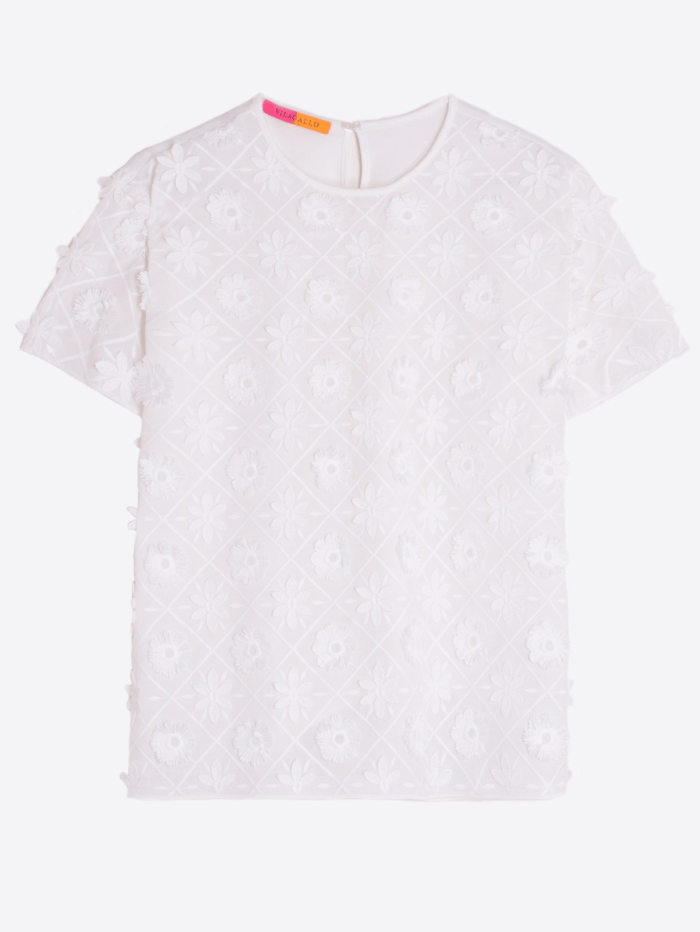 Vilagallo-White-T-Shirt-With-Embroidered-Daisies 30894 Col 964 izzi-of-baslow